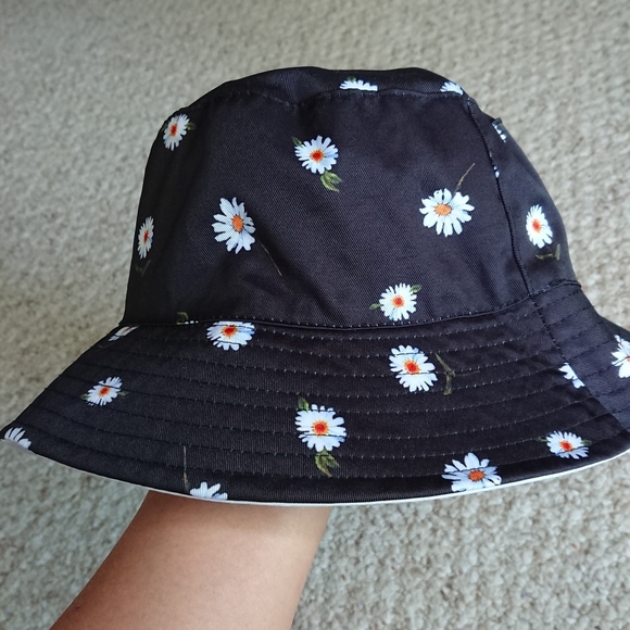 Alice + Olivia x FabFitFun Reversible Bucket Hat Black & White Daisy Print - Picture 4 of 11